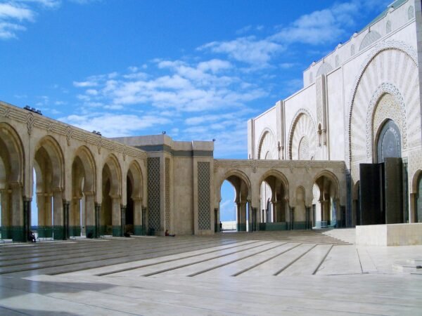 Excursion à Casablanca – Découvrez la Ville Blanche en Une Journée - Image 3